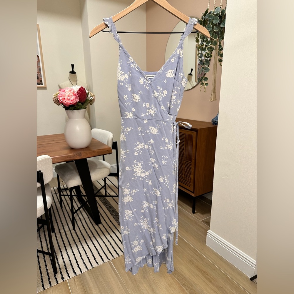 Abercrombie Midi Dress with Flutter Sleeves XS